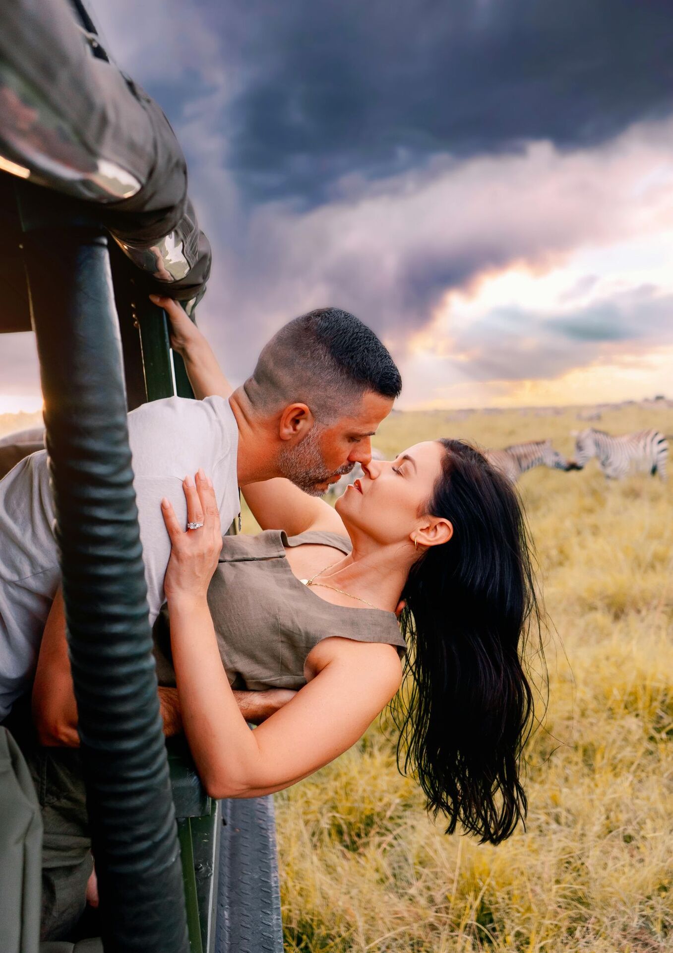 Couple en safari romantique en Tanzanie — sundowner et lodge de brousse